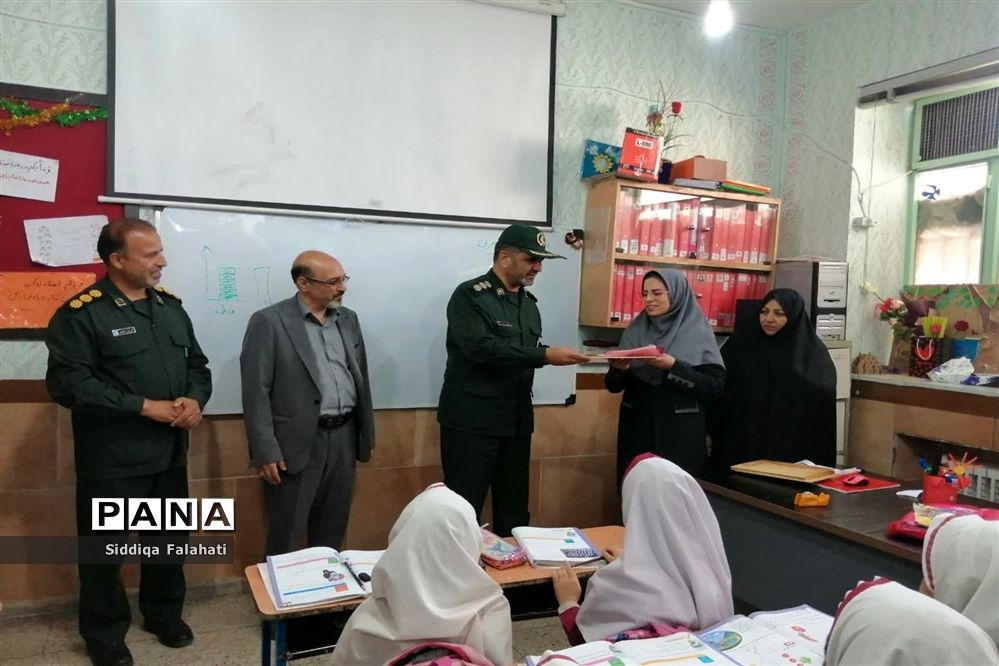 تجلیل از مقام شامخ معلم در دبستان عالیه جبروتی یک ناحیه یک یزد