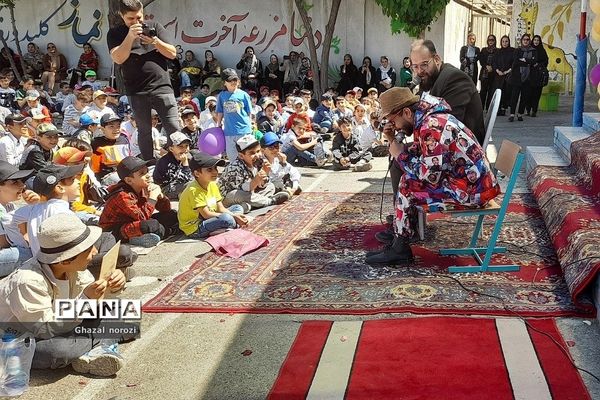 تجلیل از مقام شامخ معلمان  در دبستان کشاورز  ناحیه 2 بهارستان