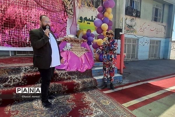 تجلیل از مقام شامخ معلمان  در دبستان کشاورز  ناحیه 2 بهارستان