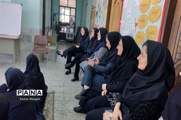بزرگداشت مقام معلم در دبیرستان متوسطه اول توحید خاتم