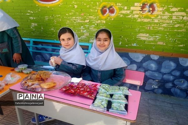 بازارچه دانش‌آموزی به‌مناسبت هفته معلم در دبستان پرنیان ابرکوه