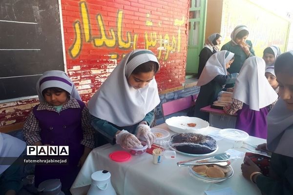 بازارچه دانش‌آموزی به‌مناسبت هفته معلم در دبستان پرنیان ابرکوه