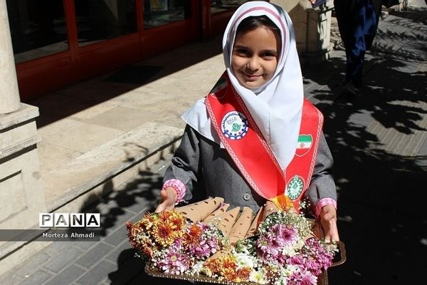 تبریک روز معلم به کارکنان سازمان پژوهش و مؤلفان کتب درسی توسط دانش‌آموزان عضو سازمان دانش‌آموزی شهرستان‌های استان تهران