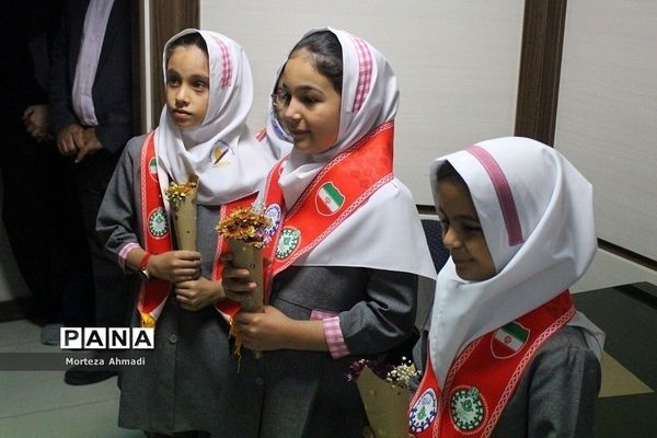 تبریک روز معلم به کارکنان سازمان پژوهش و مؤلفان کتب درسی توسط دانش‌آموزان عضو سازمان دانش‌آموزی شهرستان‌های استان تهران