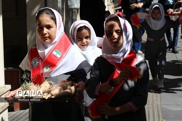 تبریک روز معلم به کارکنان سازمان پژوهش و مؤلفان کتب درسی توسط دانش‌آموزان عضو سازمان دانش‌آموزی شهرستان‌های استان تهران