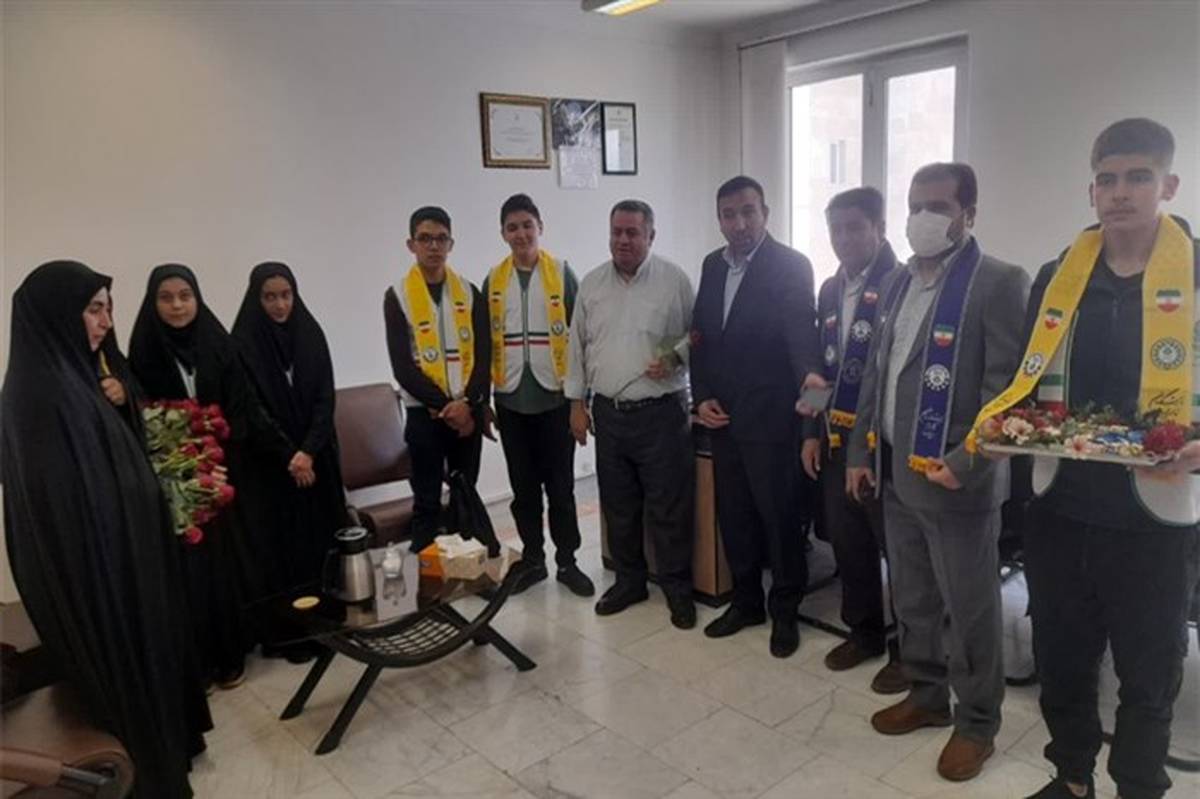 اهدای گل و تجلیل دانش‌آموزان عضو سازمان دانش‌آموزی از کارکنان اداره کل آموزش وپرورش اردبیل