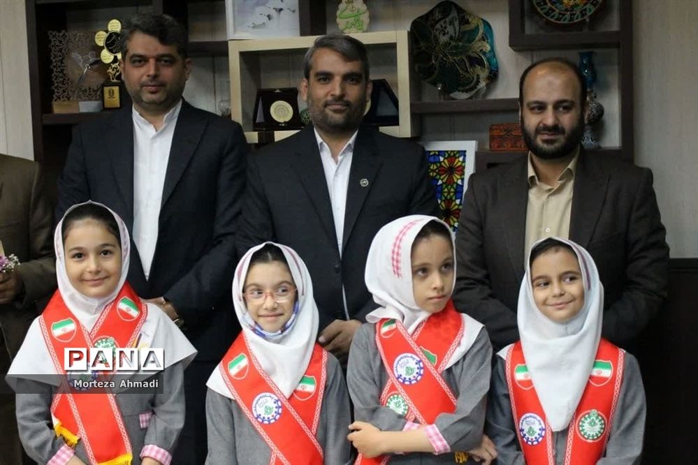 تبریک هفته معلم به مدیرکل آموزش و پرورش شهرستان‌های استان تهران توسط دانش‌آموزان عضو سازمان دانش‌آموزی