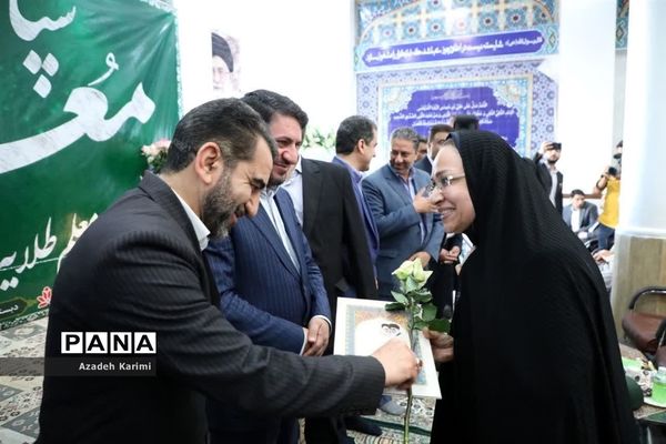 آیین نمادین سپاس معلم با حضور استاندار یزد در دبستان شاهد نیک اندیشان