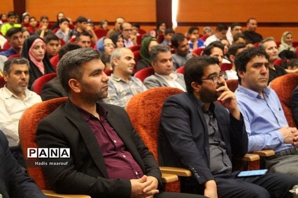 همایش تجلیل از معلمان و دانش‌آموزان برتر مدرسه شهید کلاهدوز