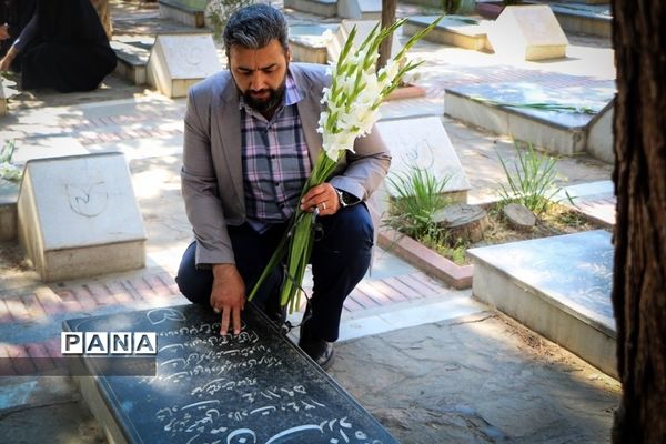 غبار روبی مزار شهدا به‌مناسبت گرامیداشت هفته معلم در ارومیه