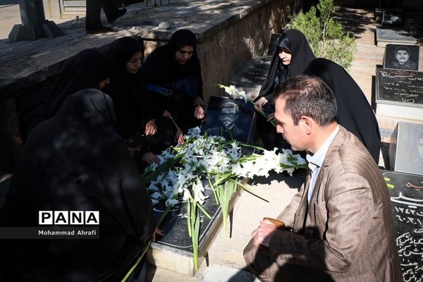 غبار روبی مزار شهدا به‌مناسبت گرامیداشت هفته معلم در ارومیه