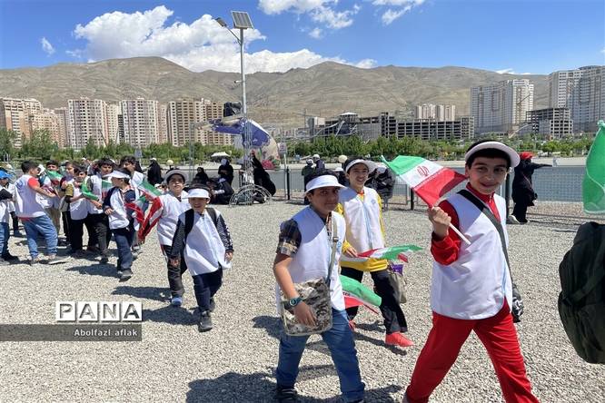 باشکوهترین پیادهروی ۲۵۰۰ نفره فرهنگیان شهر تهران