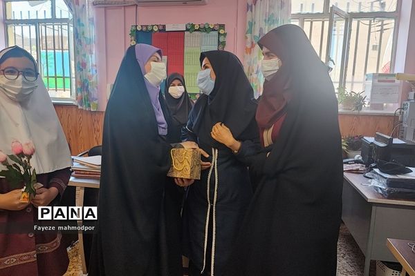 تقدیر از معلمان سال‌های قبل خود توسط دانش‌آموزان دبستان حضرت زهرا(س)یک رودهن