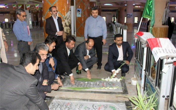 عطر افشانی و گل‌گزاری مزار مطهر شهدا به مناسبت هفته معلم در بوشهر برگزار شد / فیلم