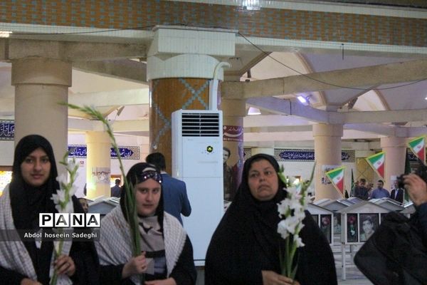 عطر افشانی مزار مطهر شهدا به‌مناسبت هفته معلم در بوشهر