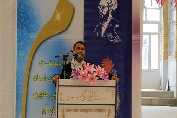 گل افشانی مزار شهدا به مناسبت هفته معلم