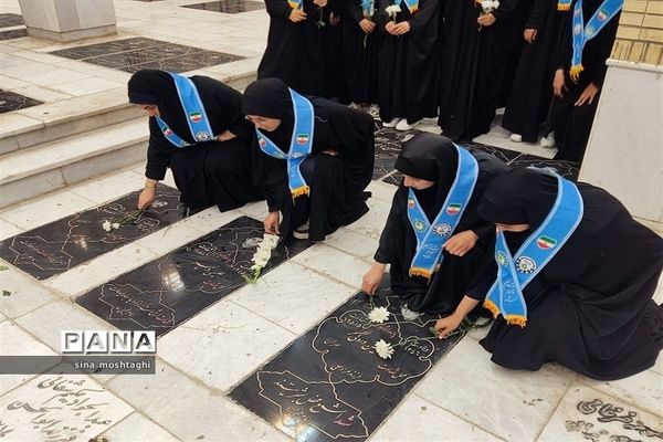 گل افشانی مزار شهدا به مناسبت هفته معلم