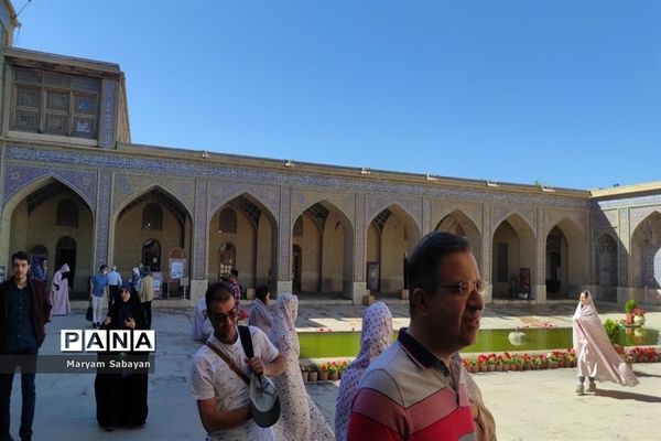 بازدید گردشگران و عموم مردم از مسجد نصیرالملک در روز شیراز