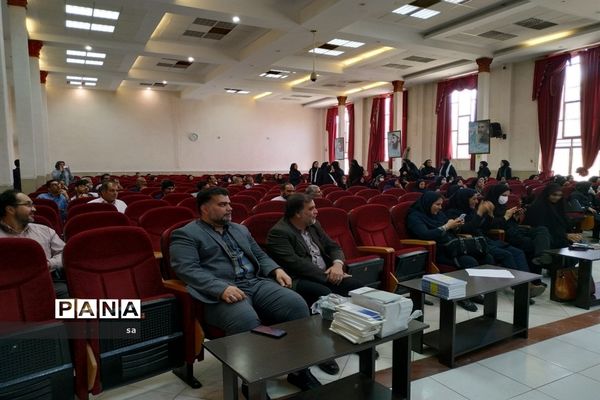 مراسم تجلیل از معاونان پرورشی در شهرستان شاهین‌شهر