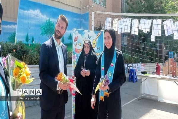 آیین تجلیل از برگزیدگان آموزشی و پرورشی دبیرستان نمونه دولتی ارشاد