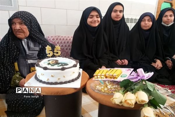 جشن تولد دانش‌آموزان بافقی در خانه مادر شهید