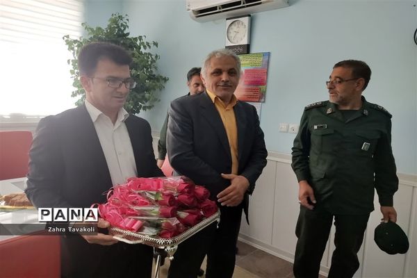تقدیر از معلمان دبستان دخترانه احرامیان ناحیه یک یزد