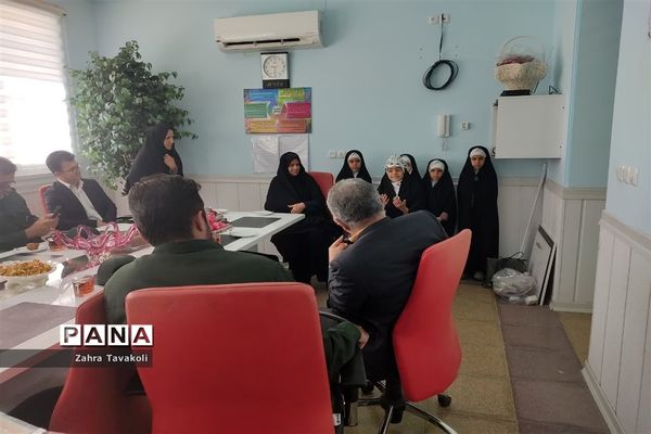 تقدیر از معلمان دبستان دخترانه احرامیان ناحیه یک یزد