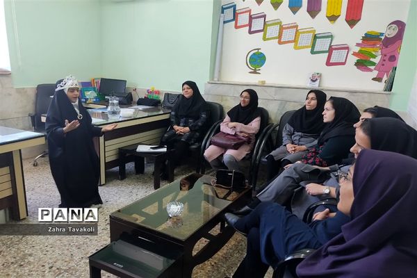 تقدیر از معلمان دبستان دخترانه احرامیان ناحیه یک یزد