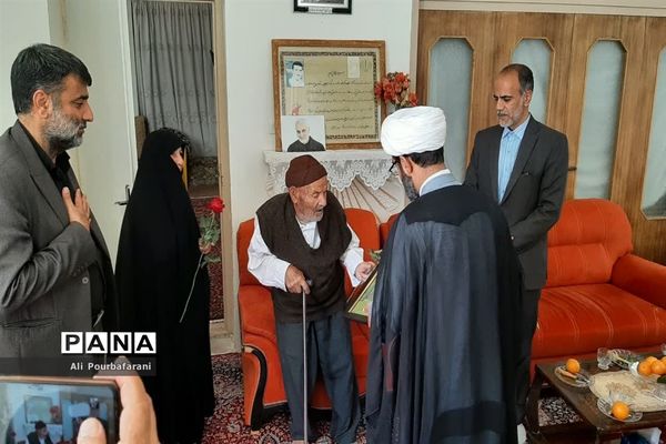 دیدار مسئولان با خانواده شهدای معلم‌ در نایین