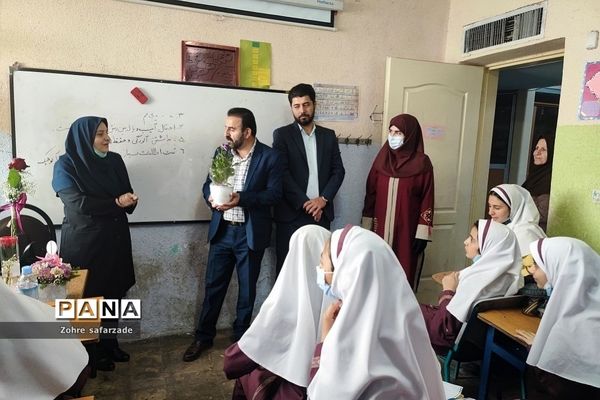 تبریک مسئولان آموزش و پرورش رودهن به معلمان مدارس همزمان با هفته معلم