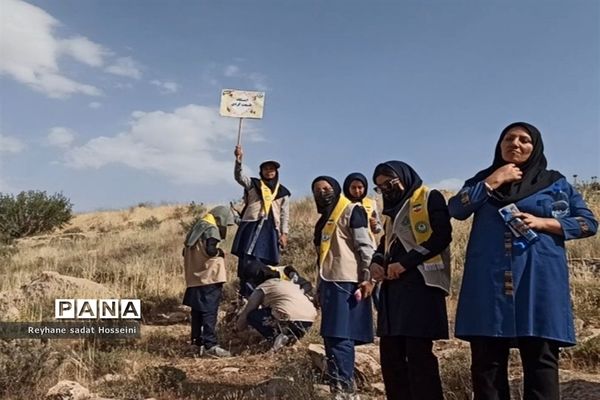 اردوی دانش‌آموزان دختر عضو سازمان دانش‌آموزی مقطع متوسطه اول ناحیه 3 شیراز در اردوگاه امام خمینی