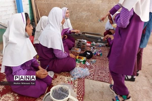 برپایی نمایشگاه دست‌سازها و تولیدات محلی دانش‌آموزان دبستان حضرت رقیه(س)  ناحیه یک یزد