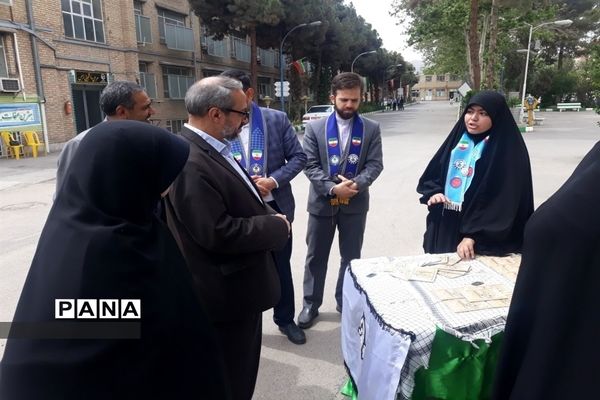 بازدید مسئولان از غرفه‌های مفاخر در سالروز تاسیس سازمان دانش‌آموزی