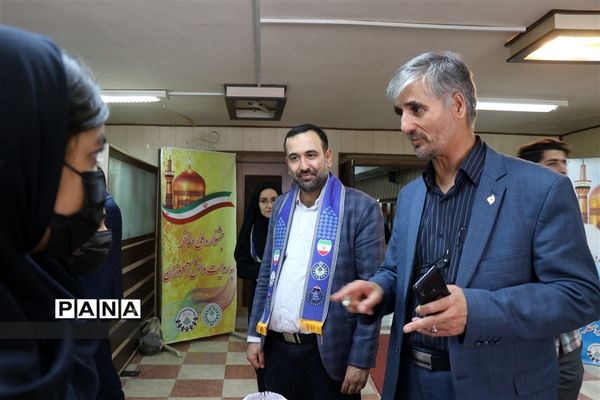 بازدید مسئولان از غرفه‌های مفاخر در سالروز تاسیس سازمان دانش‌آموزی