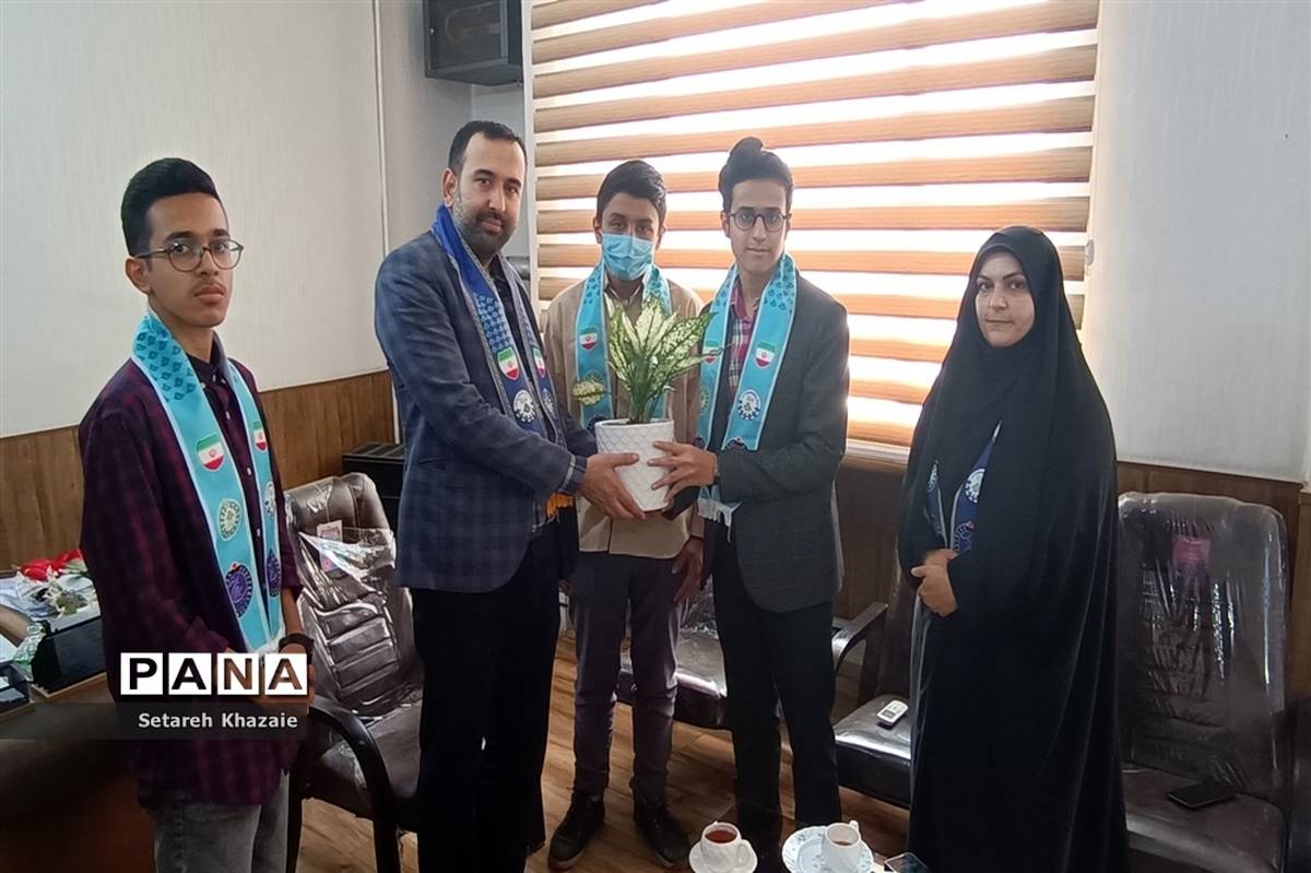 دیدار دانش‌آموزان عضو سازمان دانش‌آموزی و مربیان با مدیر سازمان دانش‌آموزی خراسان رضوی