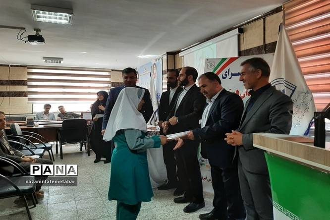 برگزاری همایش تقدیر از برگزیدگان مسابقات علمی، پژوهشی استانی و منطقهای پژوهشسراهای دانشآموزی در فیروزکوه
