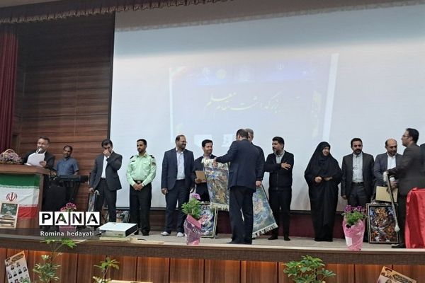 همایش تجلیل از فرهنگیان منتخب در آموزش و پرورش رودهن
