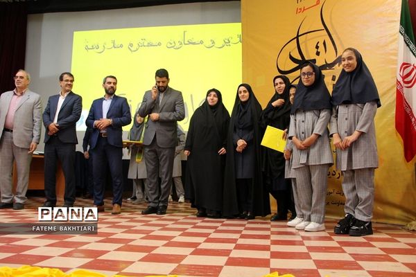 تقدیر از رتبه‌های برتر مسابقات فرهنگی هنری فردا در ناحیه یک شهرری
