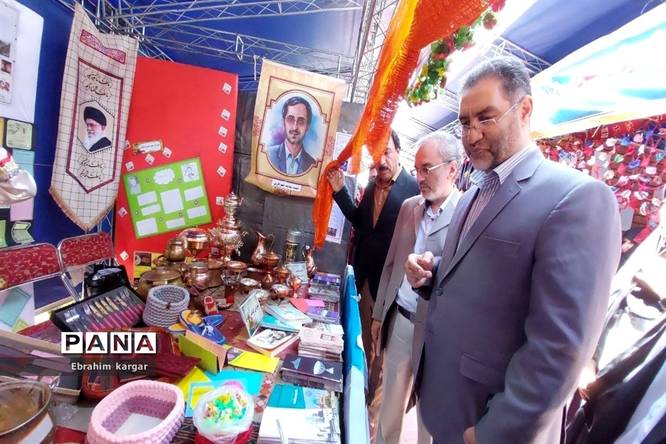 بازدید علیرضا کریمیان از نمایشگاه گردشگری و اقوام منطقه ۵
