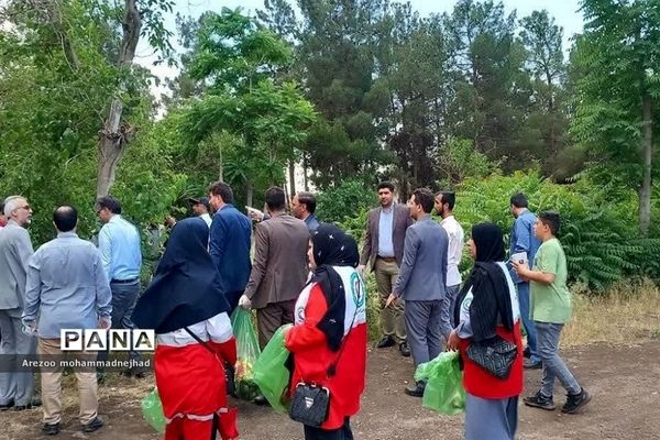 اجرای برنامه همگانی اداره محیط زیست در پارک جنگلی شهدای گمنام شهرستان قرچک