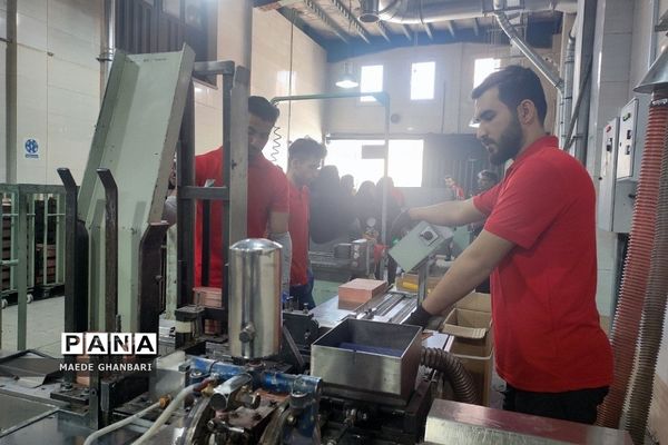 بازدید دانش‌آموزان هنرستان پروین اعتصامی از کارخانه پندار تحریر شهرستان پردیس