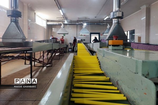 بازدید دانش‌آموزان هنرستان پروین اعتصامی از کارخانه پندار تحریر شهرستان پردیس
