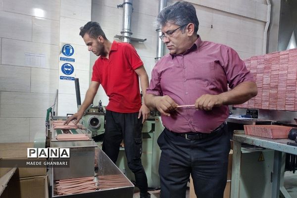 بازدید دانش‌آموزان هنرستان پروین اعتصامی از کارخانه پندار تحریر شهرستان پردیس