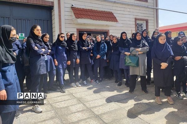 بازدید دانش‌آموزان هنرستان پروین اعتصامی از کارخانه پندار تحریر شهرستان پردیس