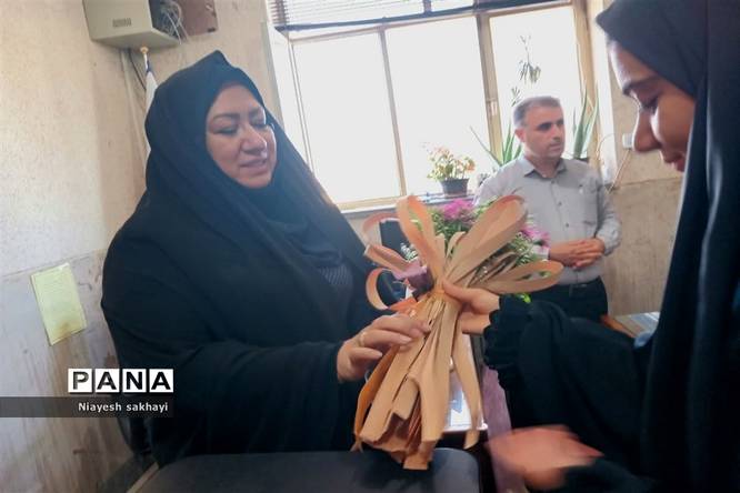 تقدیر از کارکنان آموزش و پرورش به مناسبت هفته سازمان دانشآموزی