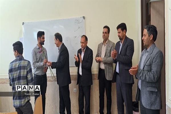 گرامیداشت مقام معلم در دبیرستان طرازی ناحیه یک یزد