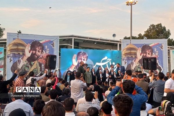 همخوانی سرود «عزیزم حسین» در بهشت زهرای تهران
