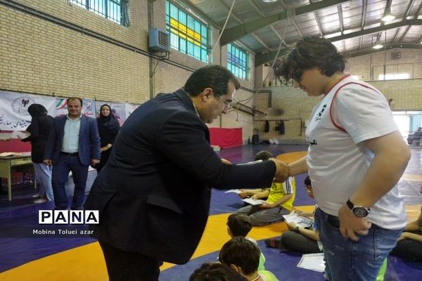 تقدیر از ورزشکاران معلول در شهرستان بهارستان