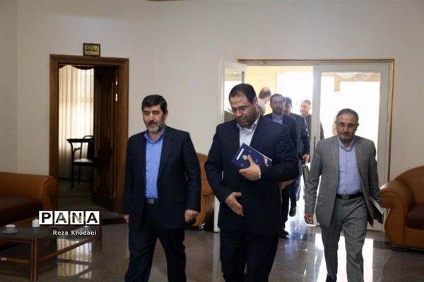 جلسه کمیسیون آموزش و تحقیقات مجلس شورای اسلامی با حضور سرپرست وزارت آموزش و پرورش در تبریز