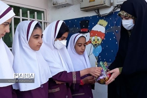 تقدیر از دانش‌آموزان فعال فرهنگی، هنری و قرآنی در دبستان حضرت زهرا(س)۲ رودهن